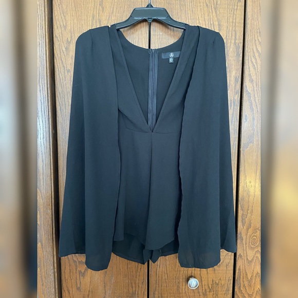 Missguided Capesleeve Romper - Picture 2 of 4